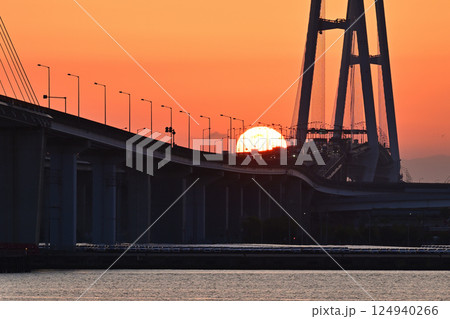 名港トリトンの上に昇る朝日 名港トリトンの上に昇る朝日 124940266