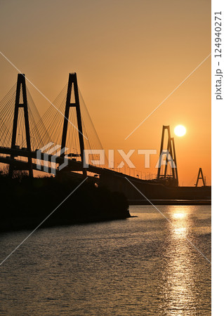 朝日に照らされる名港トリトン 朝日に照らされる名港トリトン 124940271