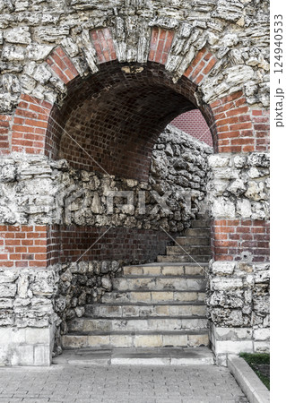 Arch in stone wall 124940533