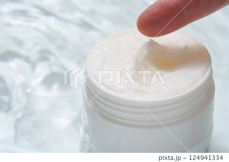 水の波紋、化粧品のボトル 124941334