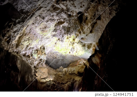 中国地方・秋吉台・秋芳洞・百枚皿の先にある、広庭へ登る階段と、広大な空間のイメージ・山口県美弥市 中国地方・秋吉台・秋芳洞・百枚皿の先にある、広庭へ登る階段と、広大な空間のイメージ・山口県美弥市 124941751