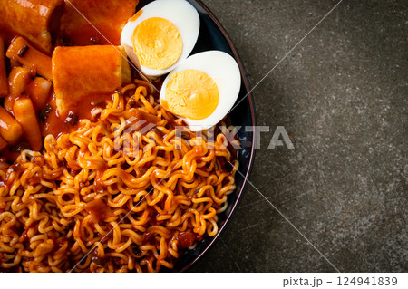 Korean instant noodles with Korean rice cake and fish cake and boiled egg 124941839