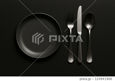 黒背景に映えるカトラリーとプレート 124941900