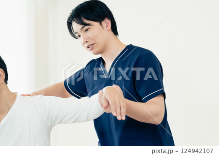 施術をする整体師の男性 124942107