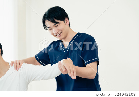 施術をする整体師の男性 施術をする整体師の男性 124942108