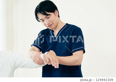 施術をする整体師の男性 施術をする整体師の男性 124942109
