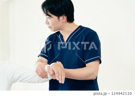 施術をする整体師の男性 施術をする整体師の男性 124942110