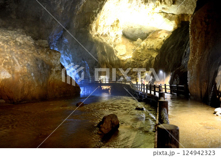 中国地方・秋吉台・秋芳洞・青天井の内部から眺める洞窟入口と地下河川の神秘的な風景・山口県美弥市 124942323