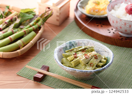 春の食材 イタドリの漬物 124942533