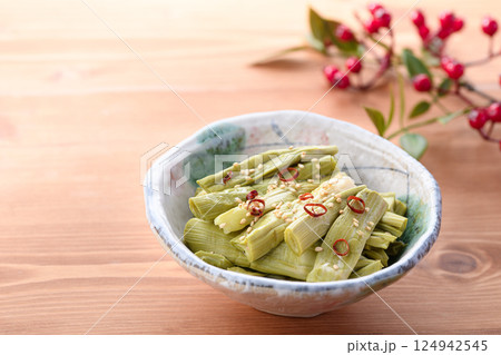 春の食材 イタドリの漬物 124942545