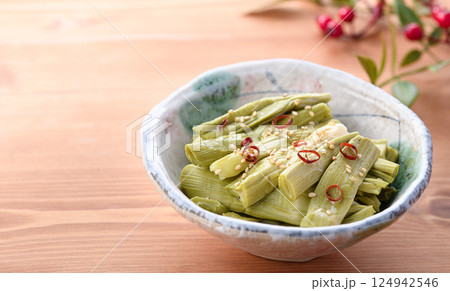春の食材 イタドリの漬物 124942546