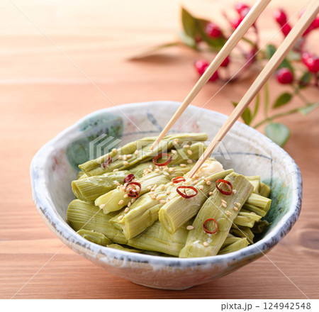春の食材 イタドリの漬物 春の食材 イタドリの漬物 124942548