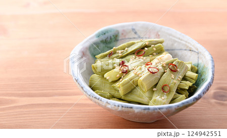 春の食材 イタドリの漬物 124942551