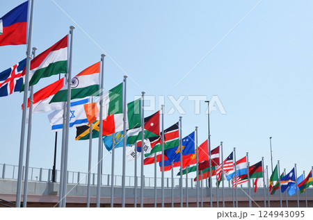 風にはためく万国旗 124943095