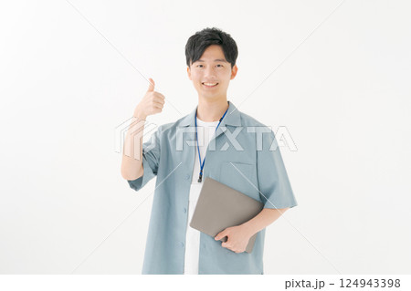 爽やかなビジネスマン 124943398