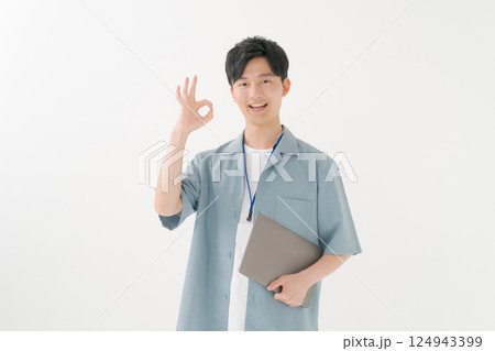 爽やかなビジネスマン 124943399