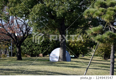 休日には家族と団らんのキャンプライフ 休日には家族と団らんのキャンプライフ 124943547