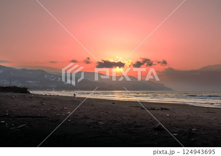 海岸から見た夕日 海岸から見た夕日 124943695