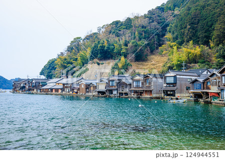 春の伊根の舟屋　京都府伊根町 124944551