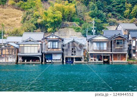 春の伊根の舟屋 京都府伊根町 春の伊根の舟屋 京都府伊根町 124944552