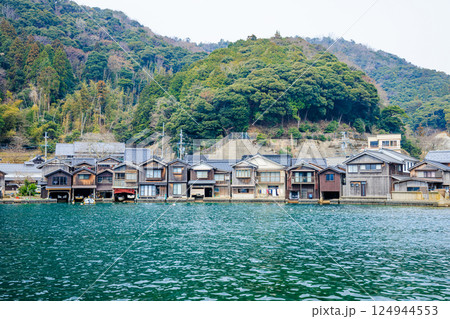 春の伊根の舟屋 京都府伊根町 春の伊根の舟屋 京都府伊根町 124944553