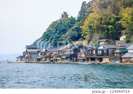 春の伊根の舟屋 京都府伊根町 春の伊根の舟屋 京都府伊根町 124944554