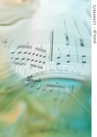 ガラスと楽譜 124944672