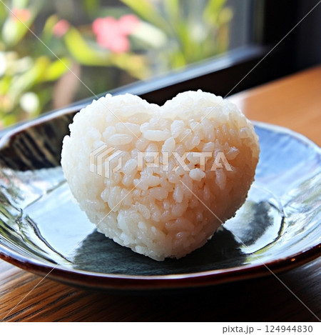 ハート型のおにぎり 124944830