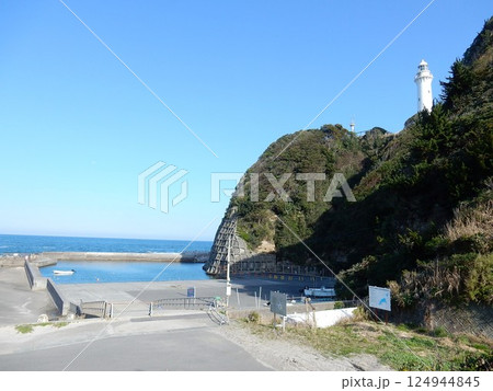 太平洋をのぞむ旧薄磯漁港と塩屋埼灯台 124944845