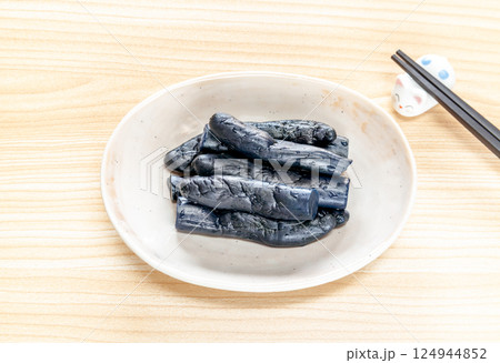 皿に盛った長ナスの塩漬け 皿に盛った長ナスの塩漬け 124944852