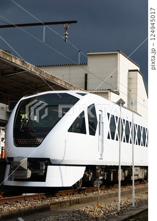 東武鬼怒川線の風景 スペーシアX(スペーシアきぬ)鬼怒川温泉駅 東武鬼怒川線の風景 スペーシアX(スペーシアきぬ)鬼怒川温泉駅 124945017