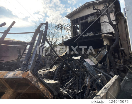 burnt house with car in Japan. charred house. fire 124945073