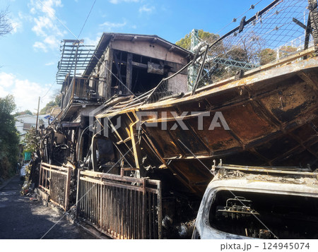 burnt house with car in Japan. charred house. fire 124945074