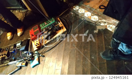 バンド機材、地下のライブハウス 124945161