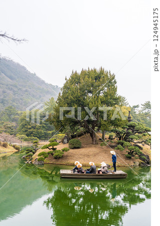 【高松市】栗林公園 和船 【高松市】栗林公園 和船 124945175