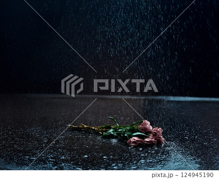 雨に濡れた残された花束｜静かな別れと後悔の象徴 124945190