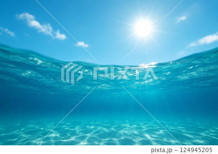 波越しに見上げる夏の空 124945205