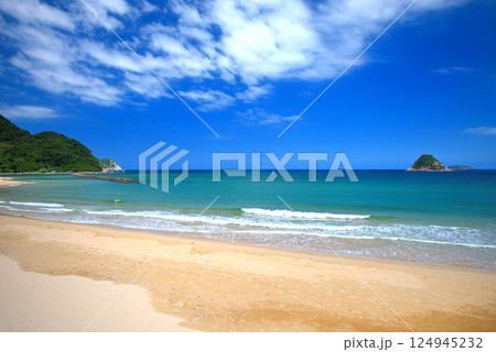 中国地方・北長門海岸国定公園・阿武町の清ヶ浜海水浴場、日本海の美しい砂浜・山口県阿武町(2) 124945232