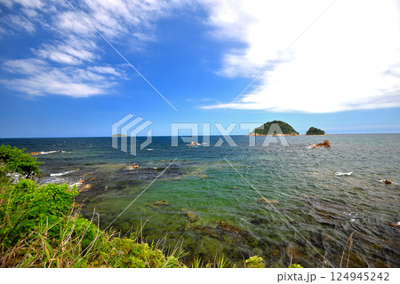 中国地方・北長門海岸国定公園・国道191号線からの風景、沖に浮かぶ姫島樹林・山口県阿武町(3) 中国地方・北長門海岸国定公園・国道191号線からの風景、沖に浮かぶ姫島樹林・山口県阿武町(3) 124945242
