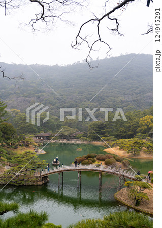 【高松市】栗林公園　飛来峰からの眺望 124945291