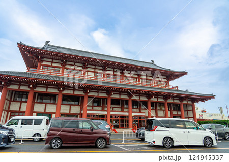 福岡県北九州市門司区にある奈良時代の平城京の大極殿を模した造りの阪九フェリーの神戸行き乗り場 福岡県北九州市門司区にある奈良時代の平城京の大極殿を模した造りの阪九フェリーの神戸行き乗り場 124945337