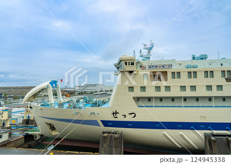 福岡県北九州市門司区にある阪九フェリーの神戸行き乗り場の出港前のフェリーせっつ 124945338