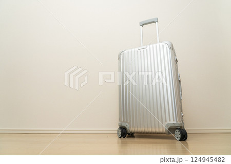 アルミ製のスーツケース 124945482