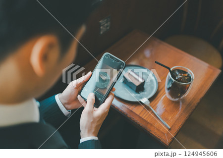 coffee shop 124945606