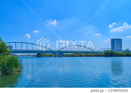 夏の東京都大田区矢口3丁目の河川敷から多摩川大橋と多摩川専用橋方面を見る 夏の東京都大田区矢口3丁目の河川敷から多摩川大橋と多摩川専用橋方面を見る 124945620