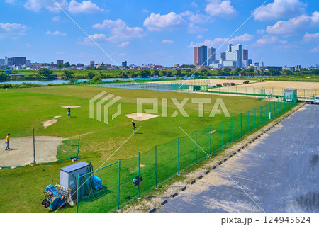 夏の東京都大田区のガス橋付近から北西側の眺望(川崎市中丸子,下沼部,多摩川ガス橋緑地など) 124945624