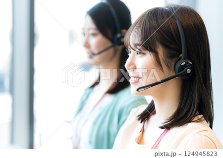 オフィスで働く女性のオペレーター 124945823