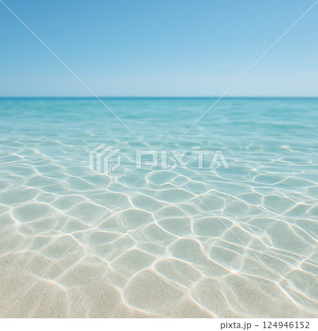 海中に揺れる波の光 124946152