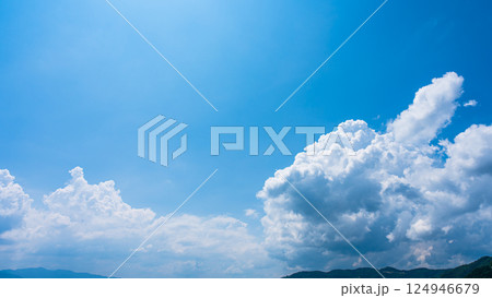 夏の青空と山の風景に広がる積乱雲 夏の青空と山の風景に広がる積乱雲 124946679