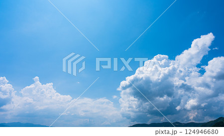 夏の青空と山の風景に広がる積乱雲 夏の青空と山の風景に広がる積乱雲 124946680